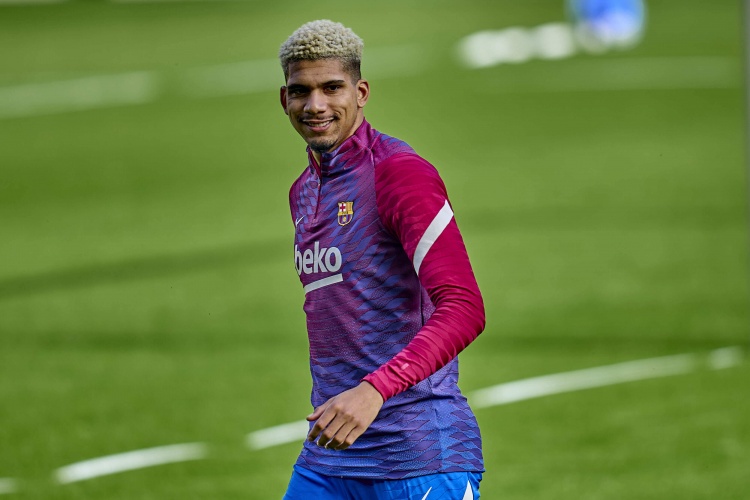 記者：阿勞霍&費(fèi)蘭今日參與巴薩部分合練，亞馬爾仍缺席